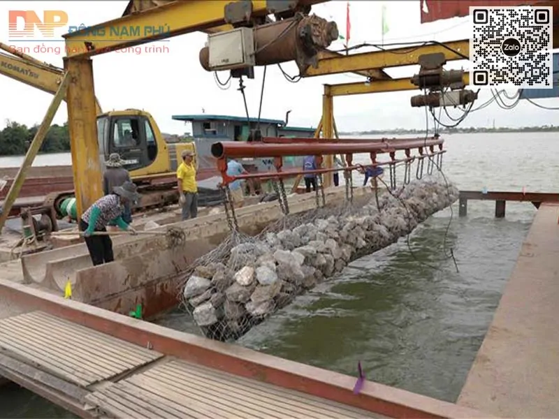 Tiến hành thi công rọ đá dưới nước theo bản vẽ thiết kế