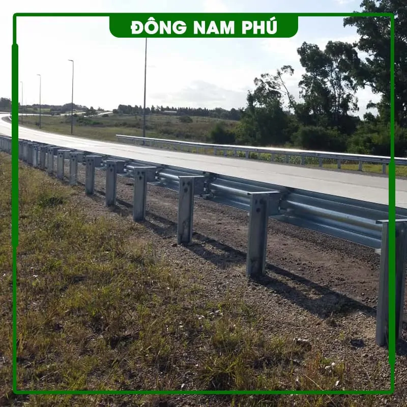 Hình ảnh: Hộ lan được lắp đặt trên đường quốc lộ