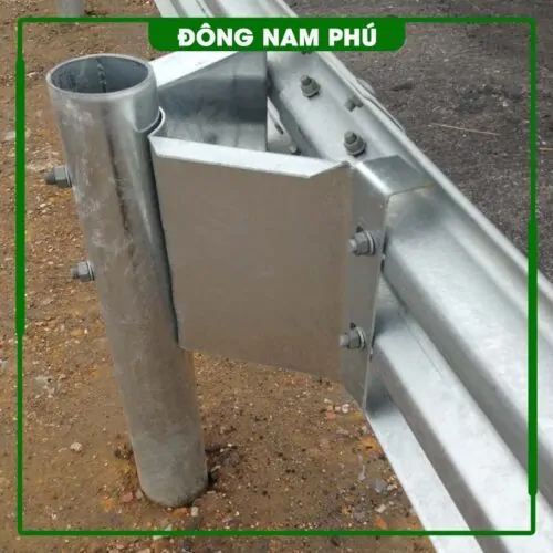 Hình ảnh: Thi công chắc chắn hộ lan do Đông Nam Phú phụ trách